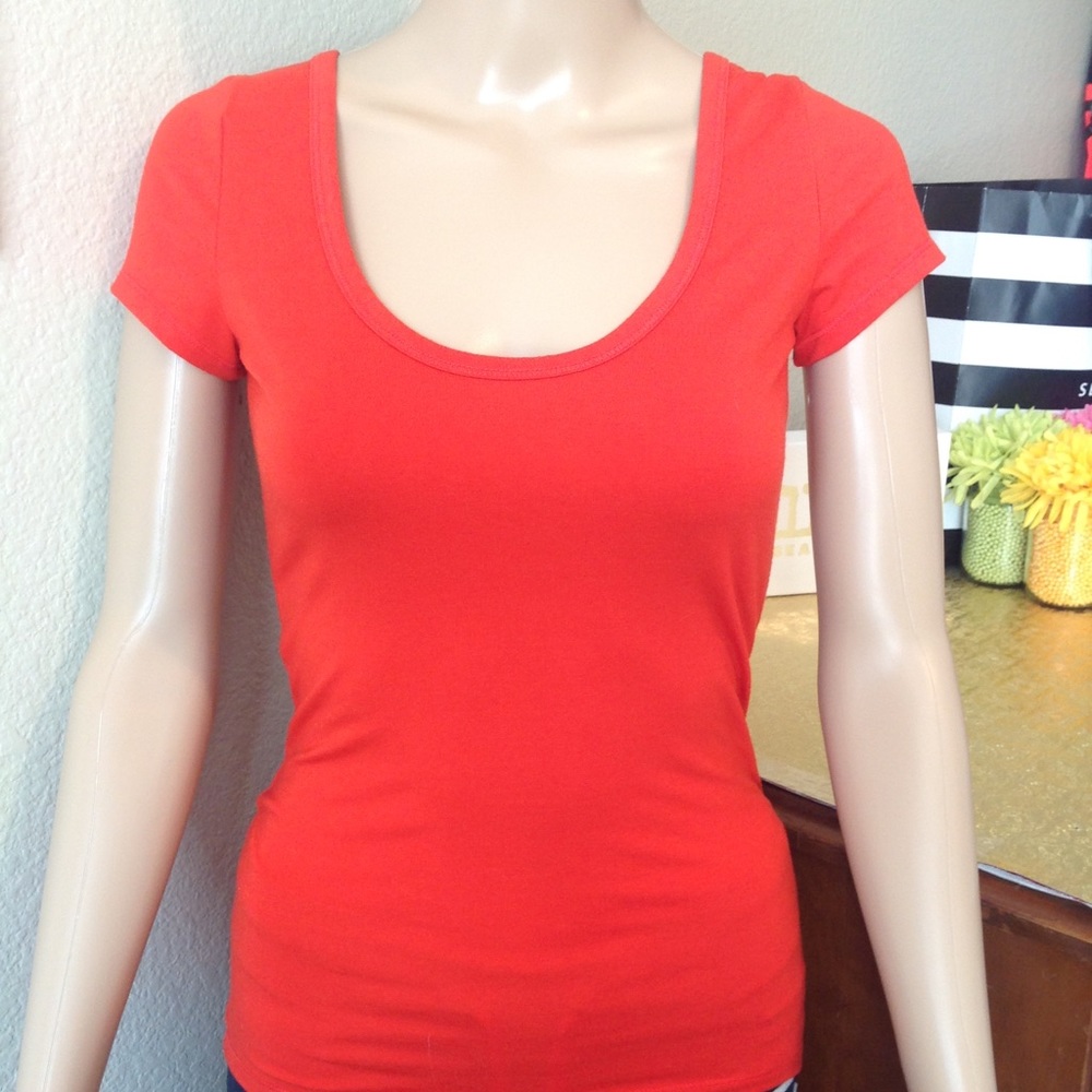 Red Top With Open Back And Scrunched Detail H039 - image 2